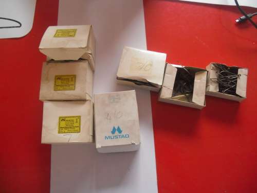 APPROXIMATELY 600 FISHING HOOKS (NEVER BEEN USED).